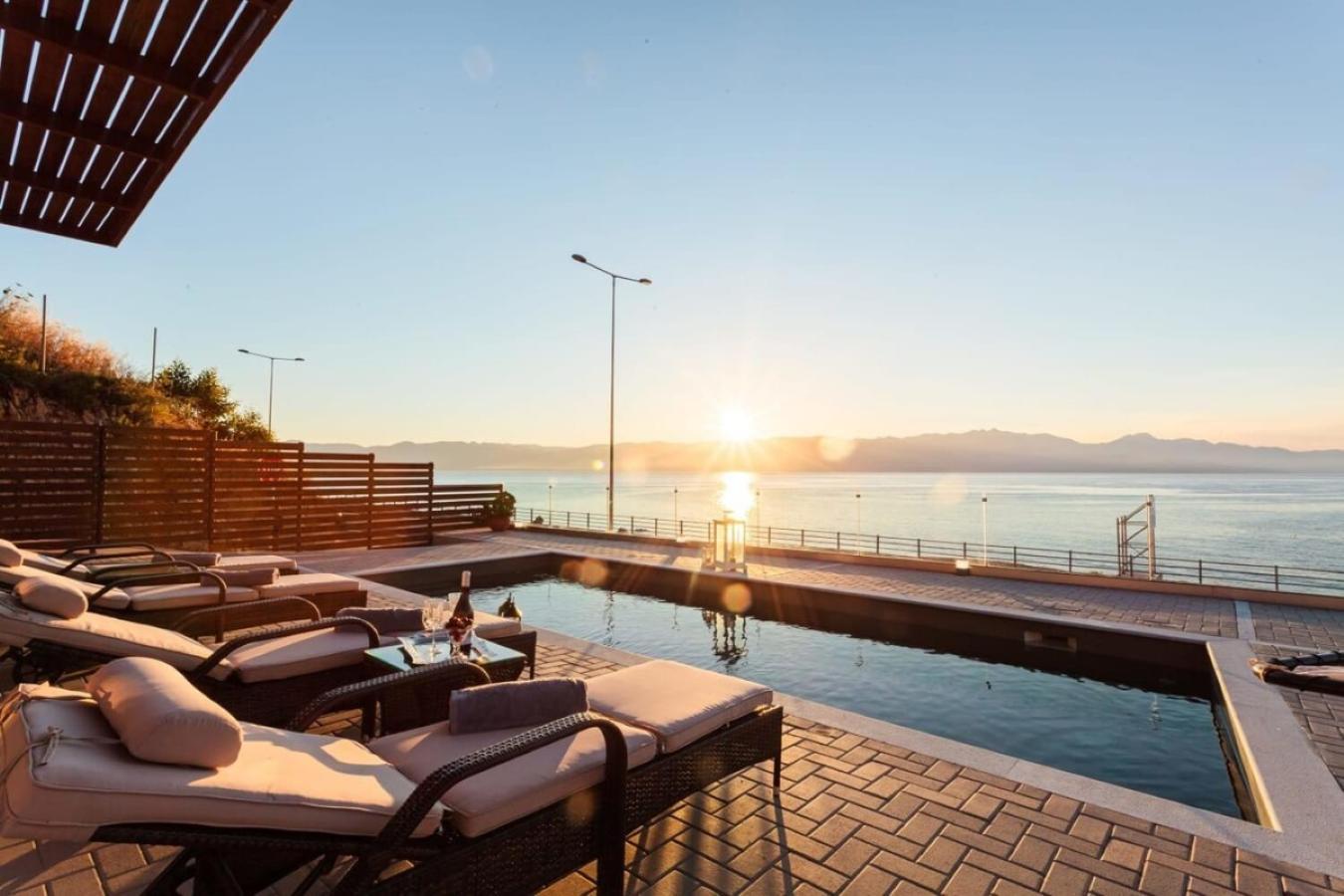Seaside Summer Bliss - Aurora Luxury Pool Paradise ペタリディオン エクステリア 写真